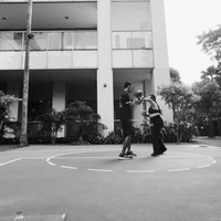 Selain yoga Nikita juga tampak menjalani olahraga boxing. Terlihat dirinya yang masih begitu bertenaga menjalani olahraga tersebut. Foto: Instagram/@nikitawillyofficial94