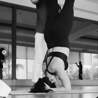 Pose headstand pun rupanya masih sanggup dilakukan oleh Nikita Willy. Tentunya tetap dengan didampingi oleh instruktur yoganya. Foto: Instagram/@nikitawillyofficial94