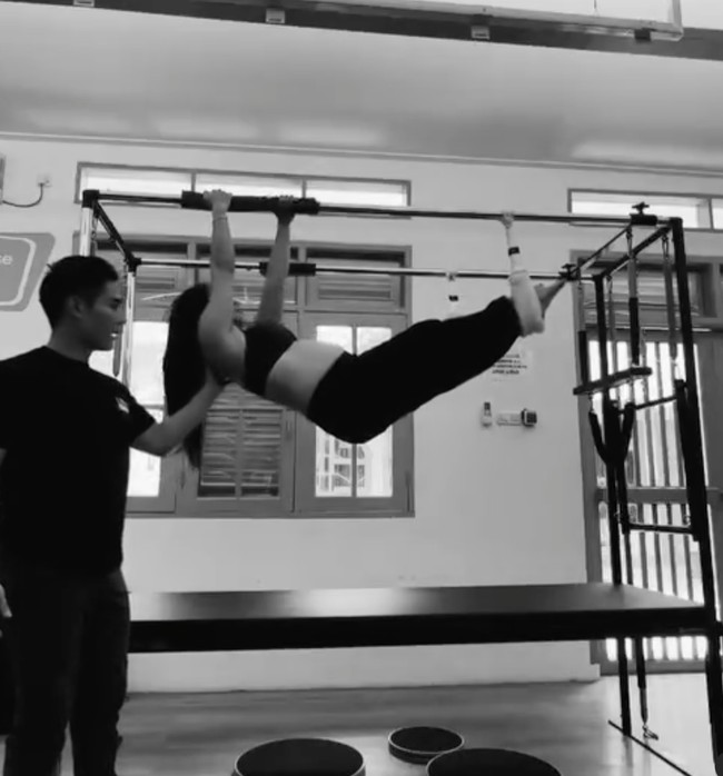 Meski dengan perut yang sudah semakin besar namun istri Indra Priawan itu terlihat tetap semangat melakukan beragam pose olahraga agar tubuhnya bisa tetap fit. Foto: Instagram/@nikitawillyofficial94