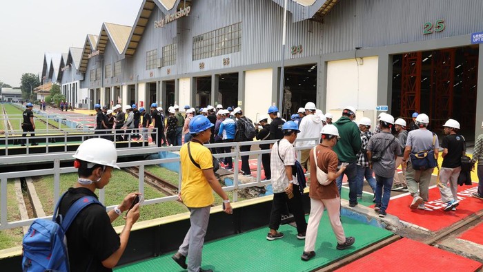 Open House Bengkel Kereta Manggarai Diserbu Pengunjung PT Kereta Api Indonesia (Persero) menggelar acara Open House Balai Yasa Manggarai yang berlangsung pada 25-26 September 2024. Acara ini sudah berjalan rutin tahunan dan sudah berjalan ketiga kalinya.