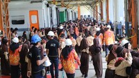 Selanjutnya acara diisi dengan tarian adat Betawi dan hiburan lainnya. Ribuan pengunjung dapat menyaksikan tempat lokasi pekerjaan bengkel perawatan, tekhnik proses pekerjaan perawatan, spare part bagian kereta, hingga alat - alat perawatan yang digunakan.
