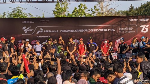 12 Rider MotoGP ikuti Riders Parade di Jalan Udayana Kota Mataram, Rabu sore (25/9/2024). Foto: (Ahmad Viqi/detikBali)