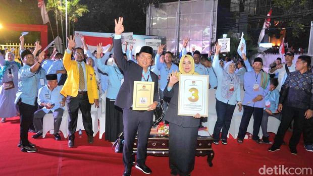Pasangan Lalu Muhamad Iqbal-Indah Dhamayanti Putri saat pengundian nomor urut di Kantor KPU NTB pada Senin (24/9/2024) malam. (Helmy Akbar / detikBali)
