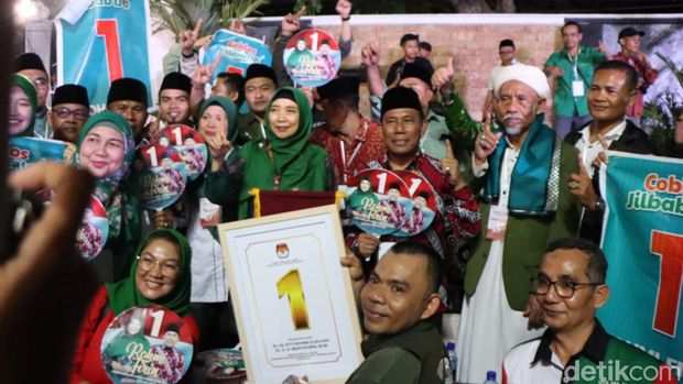 Pasangan Sitti Rohmi Djalillah-Musyafirin saat pengundian nomor urut di Kantor KPU NTB pada Senin (24/9/2024) malam. (Helmy Akbar / detikBali)
