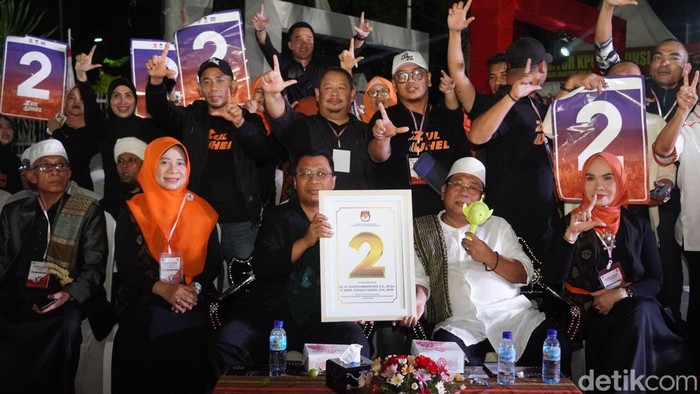Pasangan Zulkieflimansyah-Suhaili saat pengundian nomor urut di Kantor KPU NTB pada Senin (24/9/2024) malam. (Helmy Akbar / detikBali)