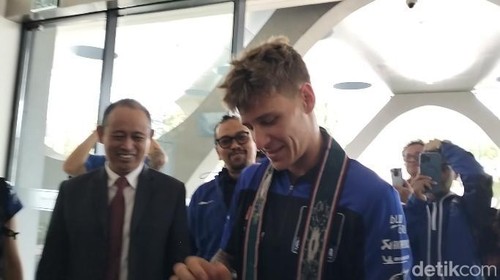 Pebalap Yamaha Fabio Quartararo saat tiba di salah satu hotel di Mataram, Rabu (25/9/2024).