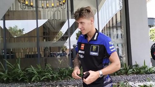 Pebalap Yamaha Fabio Quartararo saat tiba di salah satu hotel di Mataram, Rabu (25/9/2024).