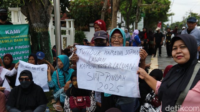 Pedagang Pasar Godean sambat ke DPRD Sleman, tolak pemindahan paksa ke pasar induk. Foto diambil Rabu (25/9/2024).