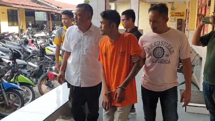 Pelaku Nanda saat digiring petugas kepolisian. (dok. Istimewa)