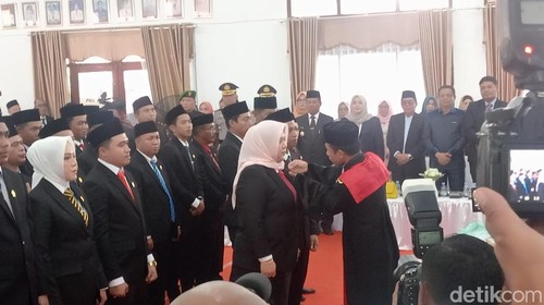 Foto : Pelantikan 45 Anggota DPRD Kabupaten Bima, NTB periode 2024-2029, di aula kantor utama DPRD setempat, Rabu, (25/9/2024). (Dok. Rafiin/detikBali)
