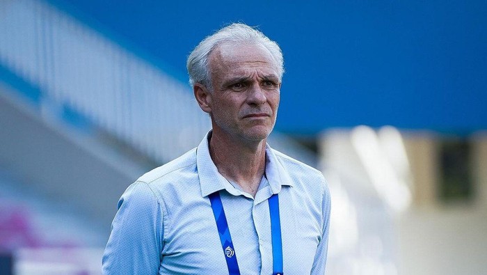 Pelatih Arema FC, Joel Cornelli dalam laga Liga 1 2024/2025.