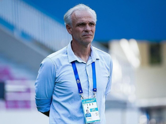 Pelatih Arema FC, Joel Cornelli dalam laga Liga 1 2024/2025.