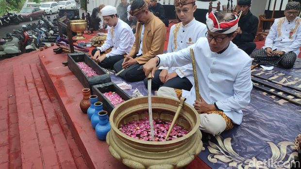 Pembersihan pusaka dalam tradisi jamasan di Ciamis.