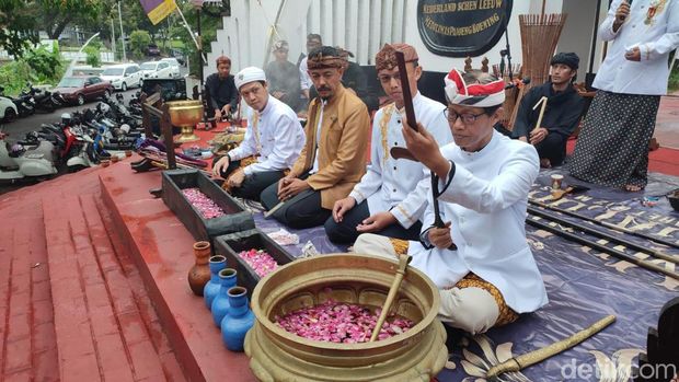 Pembersihan pusaka dalam tradisi jamasan di Ciamis.