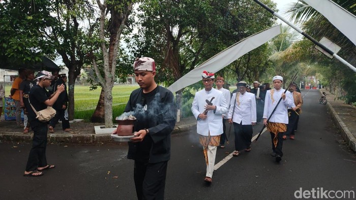 Pembersihan pusaka dalam tradisi jamasan di Ciamis.