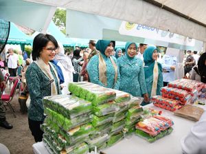 Pj Ketua TP PKK Jabar-Ketum TP PKK Pusat Tinjau Gerakan Pasar Murah
