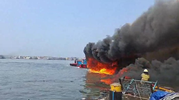 Penampakan kebakaran dua kapal di Pelabuhan Muara Baru, Jakarta Utara.