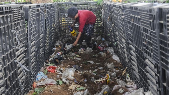 Pekerja menumpukkan bahan bakar jemput padat (BBJP) yang telah diolah di TPA Bangkonol, Pandeglang, Banten, Rabu (13/9/2024). Pemerintah Kabupaten Pandeglang mengolah limbah sampah organik dan nonorganik menjadi biomassa yang dipakai sebagai bahan bakar pengganti batu bara (co-firing) untuk PLTU Labuan dengan rata-rata produksi hasil bahan bakar jemput padat (BBJP) per bulan mencapai 30 ton. ANTARA FOTO/Muhammad Bagus Khoirunas/rwa.