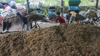 Pekerja menumpukkan bahan bakar jemput padat (BBJP) yang telah diolah di TPA Bangkonol, Pandeglang, Banten.