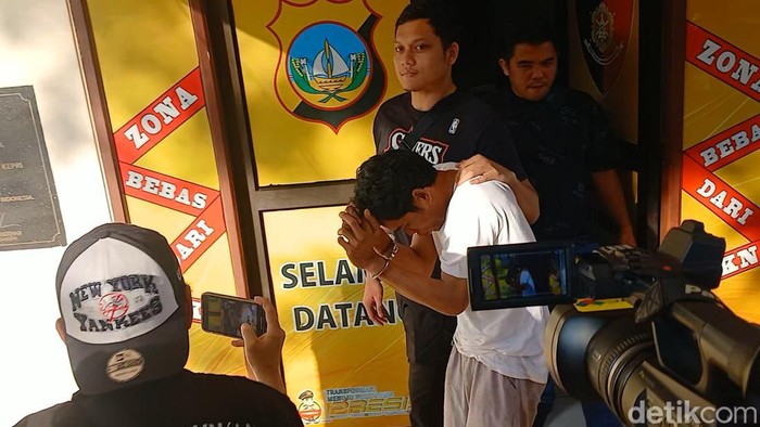 Penganiaya wanita di Jalan Gajah Mada, Sei Ladi, Batam saat diamankan di Jatanras Polda Kepri. (Foto: Alamudin Hamapu/detikSumut).