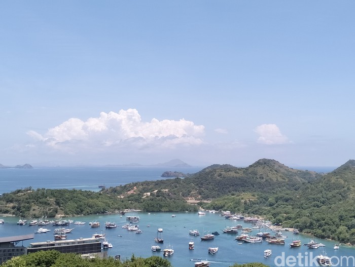 Perairan Labuan Bajo yang dipenuhi kapal-kapal wisata (Ambrosius Ardin)