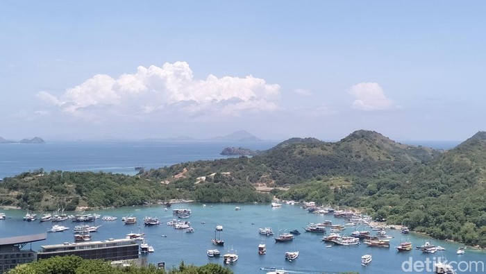 Perairan Labuan Bajo yang dipenuhi kapal-kapal wisata (Ambrosius Ardin)