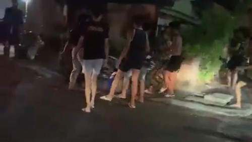 Tangkapan perkelahian pemuda di tengah jalan di Buleleng, Rabu (25/9/2024). (tangkapan layar)