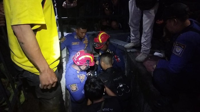 Petugas Diskar PB Kota Bandung saat mengevakuasi pelaku jambret di gorong-gorong.