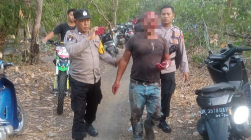 Petugas kepolisian saat mengamankan pelaku penusukan di Desa Ban, Kecamatan Kubu, Kabupaten Karangasem, Selasa (24/9/2024) (dok. Polres Karangasem)