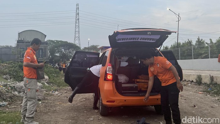 Petugas mengevakuasi penemuan kerangka manusia di rumah pompa Wonorejo Surabaya
