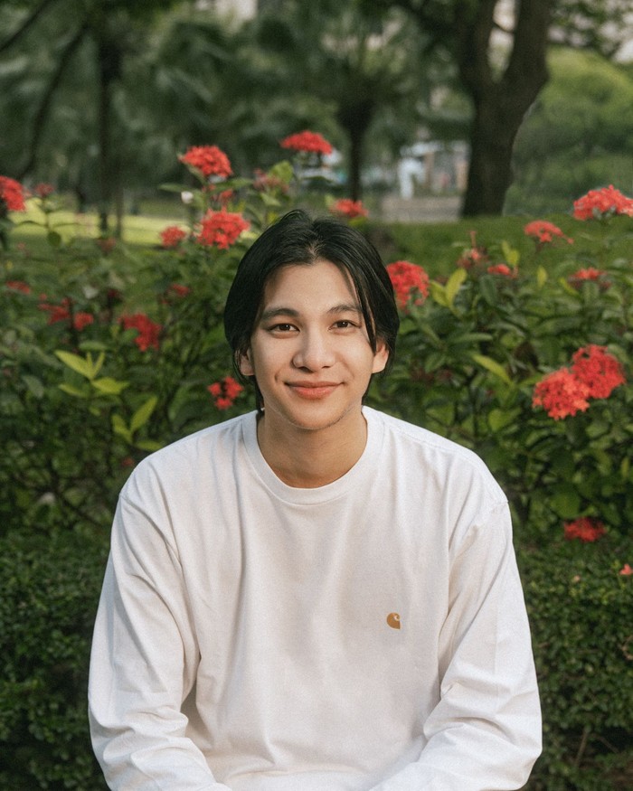 Phum Viphurit Phum Viphurit balik lagi dengan hal baru. Kali ini dia membawa lagu barunya bertajuk, The Other Side yang dirilis pada 24 September 2024.