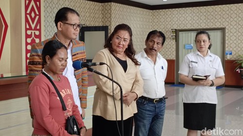 Pj Gubernur NTT Noto Susanto bersama Ketua KONI NTTJosef Nae Soi dan Dolviana Nahak saat memberikan keterangan kepada awak media di Kupang, Rabu (25/9/2024).
