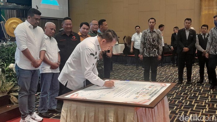 Pj Gubsu Agus Fatoni menandatangani Deklarasi Pilkada Damai di Sumut (Foto: Nizar Aldi/detikSumut)