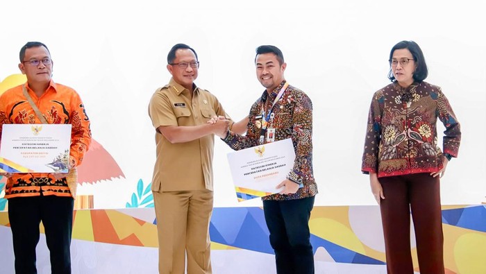 Pj Walkot Pekanbaru Risnandar saat bersama Mendagri Tito Karnavian dan Menteri Keuangan Sri Mulyani  (Dok Diskominfotik Pekanbaru)