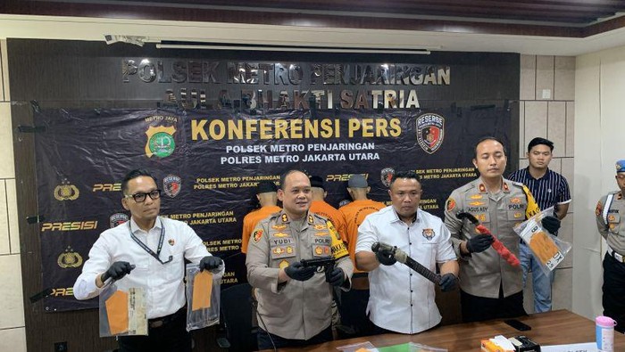 Polisi mengamankan 4 begal yang ditangkap sekuriti di PIK, Penjaringan, Jakarta Utara