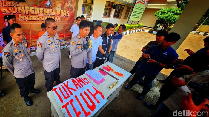 Polisi menggelar prescon soal kasus penganiayaan dan tuduhan dukun santet di Sukabumi.