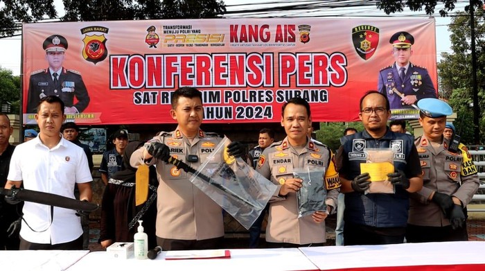 Polisi menyita barang bukti pelaku pembacokan brutal di Subang