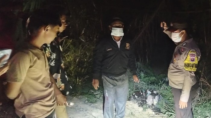 Polisi saat ke lokasi penemuan mayat korban. (Dok. Polsek Mandau)