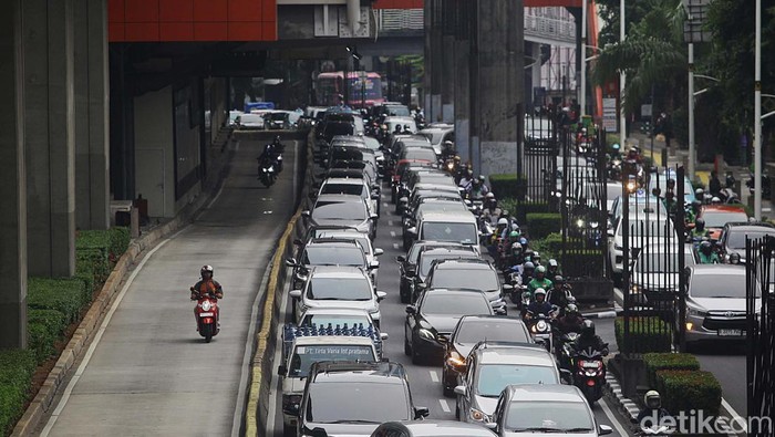 Potret Jalur TransJakarta yang Enggak Pernah Steril Busway merupakan jalur khusus bus TransJakarta. Namun jalur itu tak pernah steril karena sering diserobot pengendara mobil pribadi dan motor.