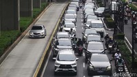 Jalur itu diserobot saat arus lalu lintas di Jalan Rasuna Said padat merayap.  