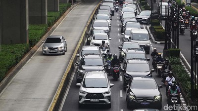 Potret Jalur TransJakarta yang Enggak Pernah Steril
