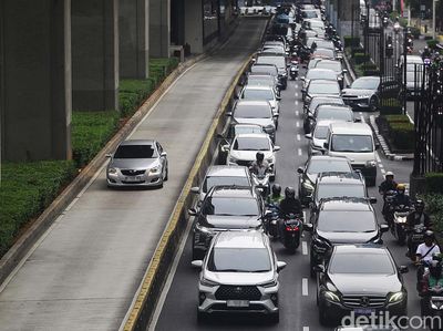 Potret Jalur TransJakarta yang Enggak Pernah Steril