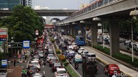 Bus TransJakarta melintas di Jalan Rasuna Said, Kuningan, Jakarta Selatan, Rabu (15/9/2024).