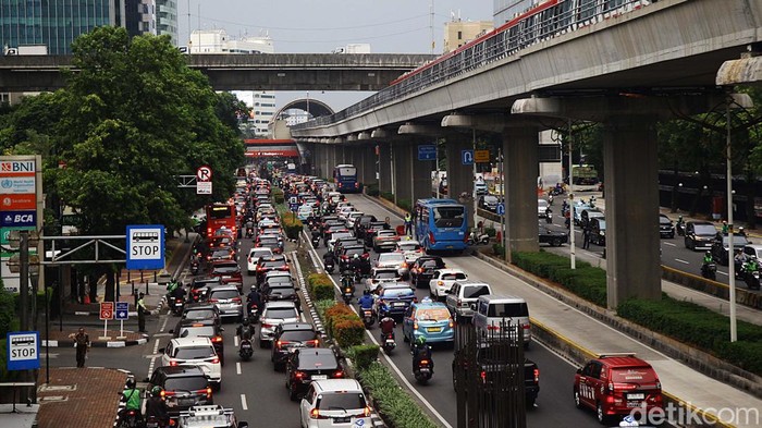Potret Jalur TransJakarta yang Enggak Pernah Steril Busway merupakan jalur khusus bus TransJakarta. Namun jalur itu tak pernah steril karena sering diserobot pengendara mobil pribadi dan motor.