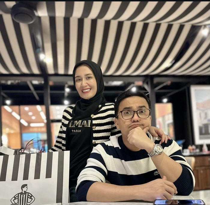 Potret Mesra Sahrul Gunawan Saat Kulineran Bareng Istri
