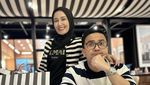 Potret Mesra Sahrul Gunawan Saat Kulineran Bareng Istri