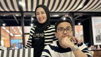 Usai gagal inseminasi, Sahrul Gunawan pun sudah tidak terlalu berharap lagi. Namun, sang istri tetap meneteskan air mata karena tidak bisa mengabulkan keinginan suaminya. Foto: Instagram @sahrulgunawanofficial