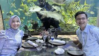Sempat terekam momen bahagia pasangan suami istri itu ketika menikmati fine dining di restoran mewah dengan pemandangan bawah laut yang cantik. Foto: Instagram @sahrulgunawanofficial