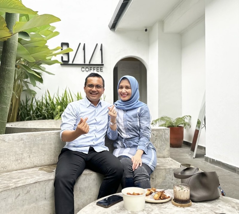 Potret Mesra Sahrul Gunawan Saat Kulineran Bareng Istri Potret Mesra Sahrul Gunawan Saat Kulineran Bareng Istri