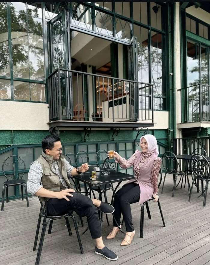 Potret Mesra Sahrul Gunawan Saat Kulineran Bareng Istri Potret Mesra Sahrul Gunawan Saat Kulineran Bareng Istri